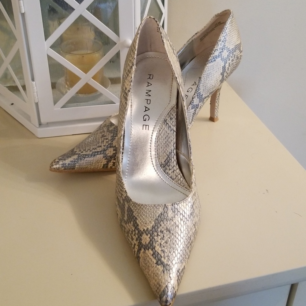 ** HOT ** NWT Rampage Snakeskin Heels